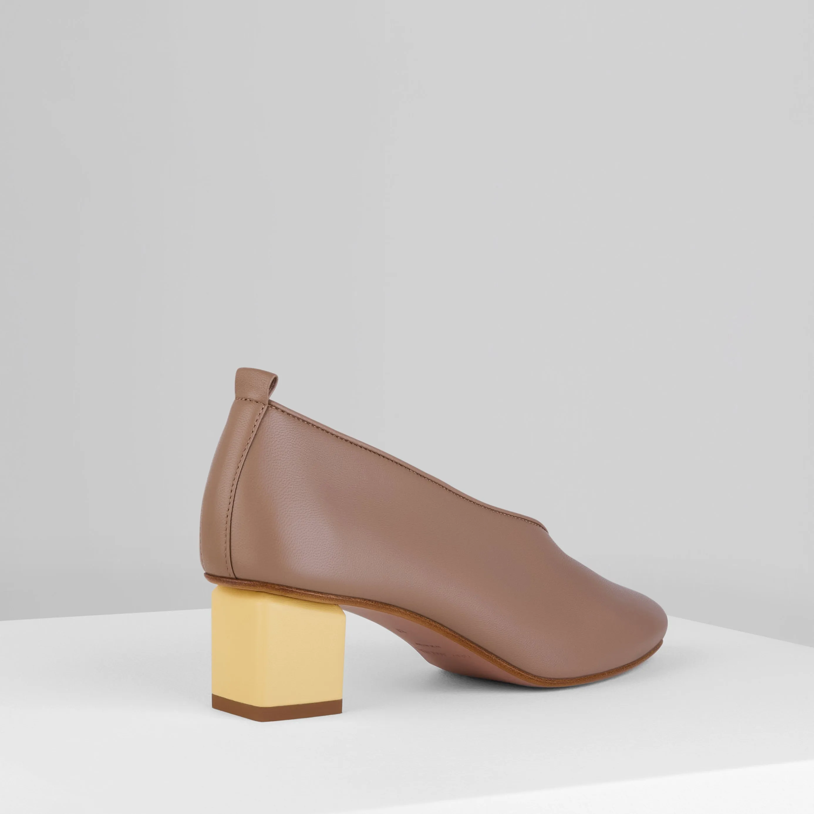 Mildred Classic in Taupe Sole